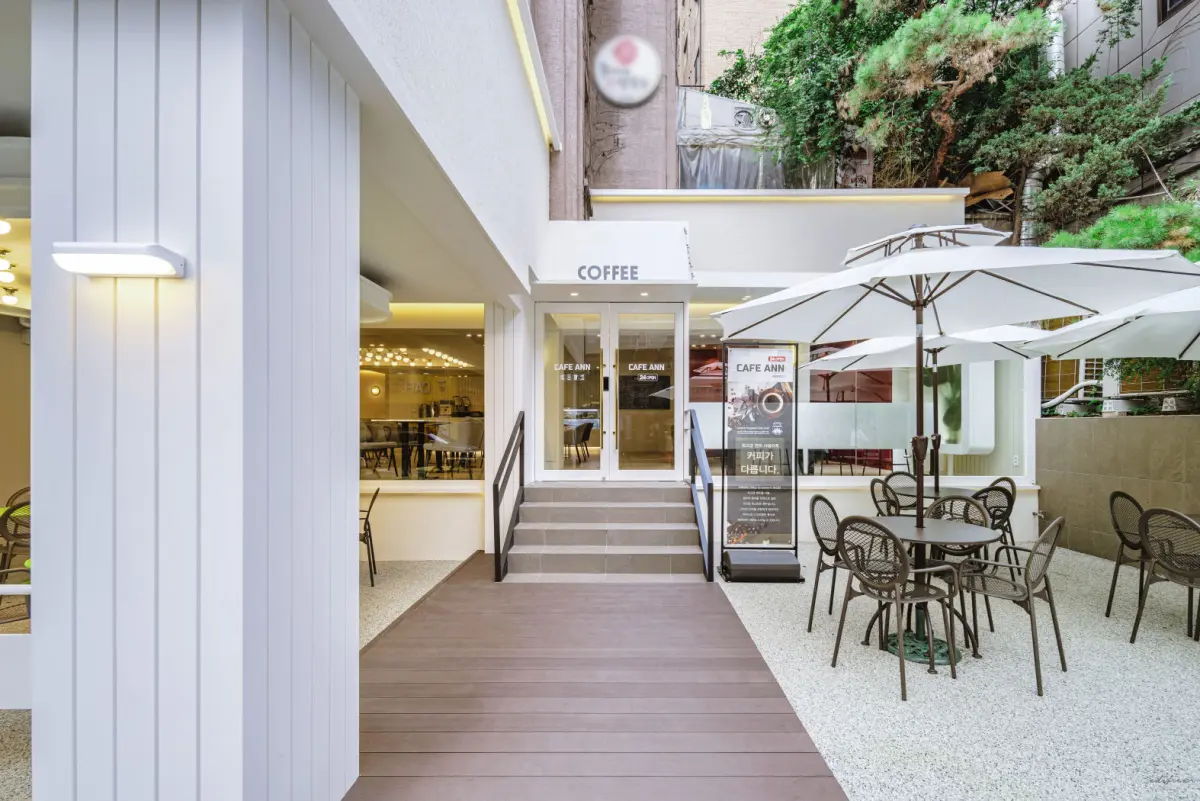 우드데크와 그린테라스가 어우러진 모던 카페